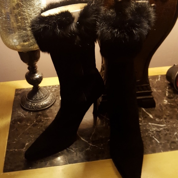 Black suede boots with rabbit fur cuff. - Picture 2 of 4